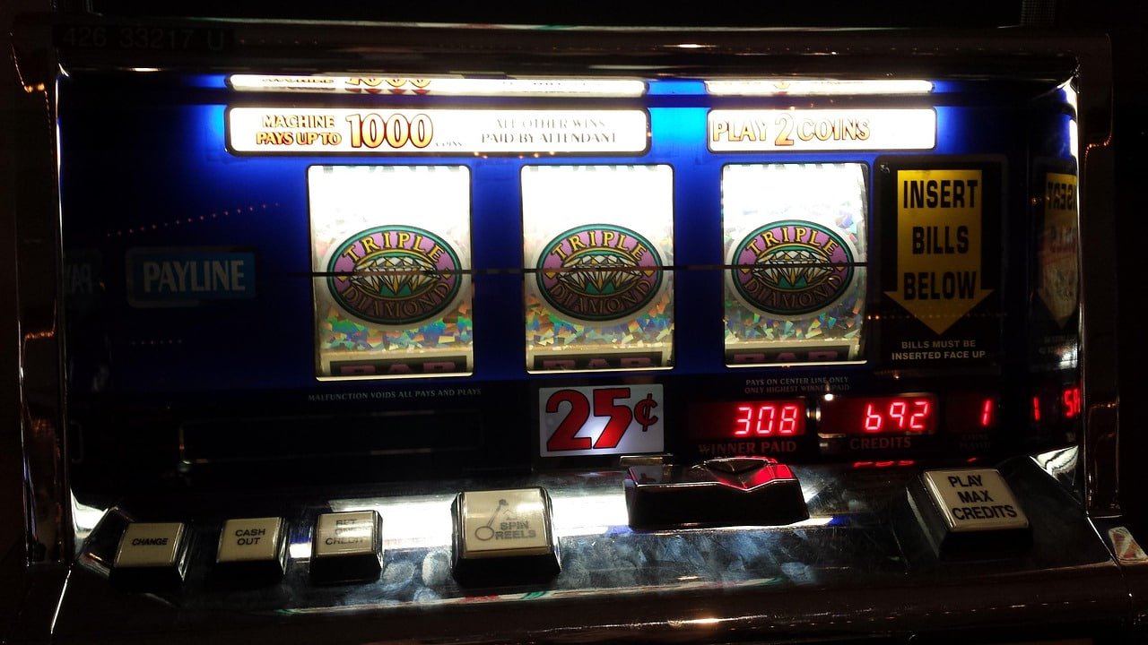 Antarmuka Mesin Arcade di taktik88 menampilkan gulungan, simbol, dan panel kontrol taruhan